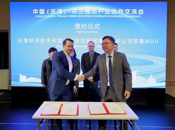 Representatives from TEDA and Solved The Cleantech Company shaking hands after signing a green technology cooperation agreement during the China (Tianjin)–Finland Green Industries Cooperation Exchange Conference in Helsinki